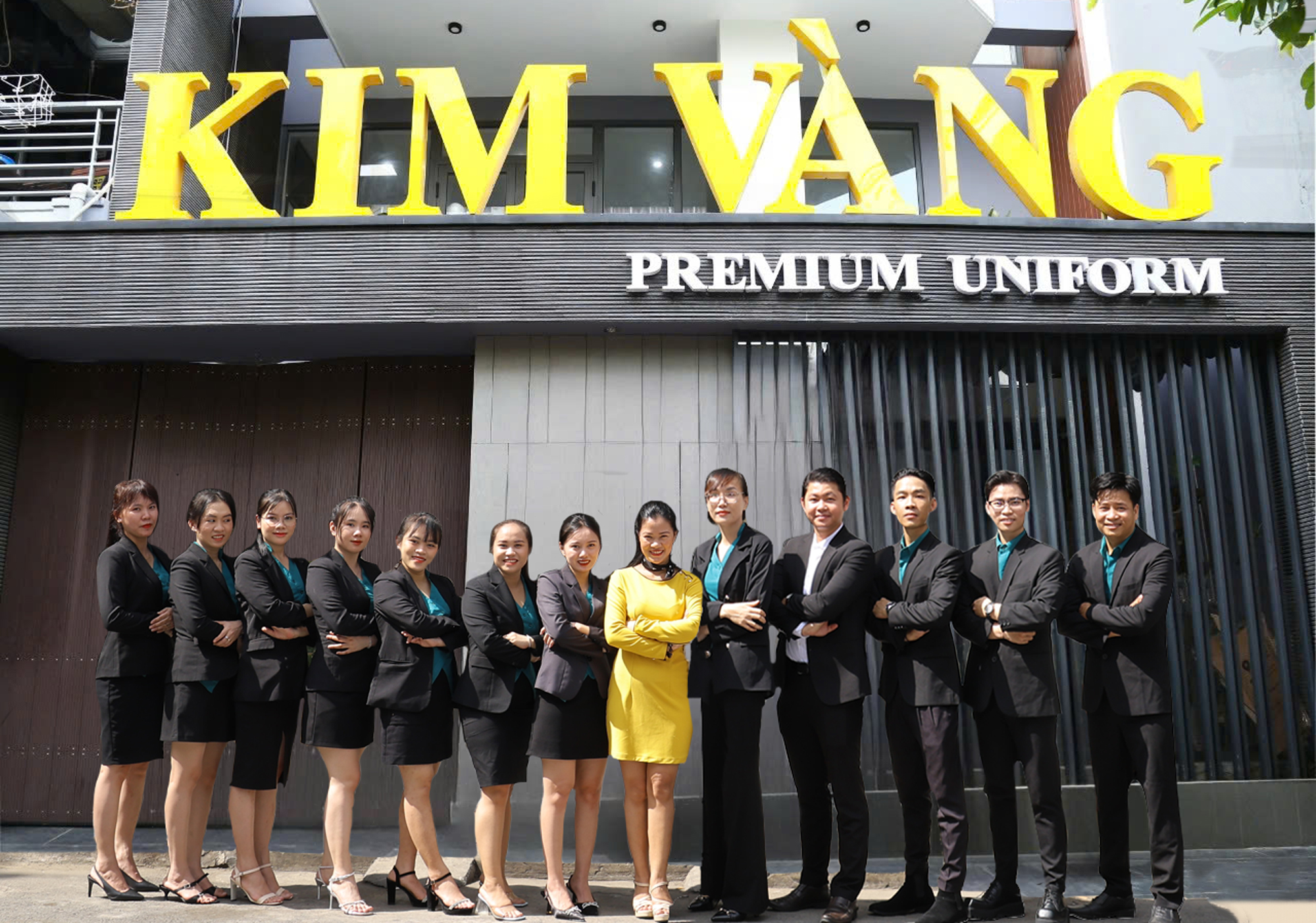 Hình ảnh nhân viên tại đồng phục kim vàng