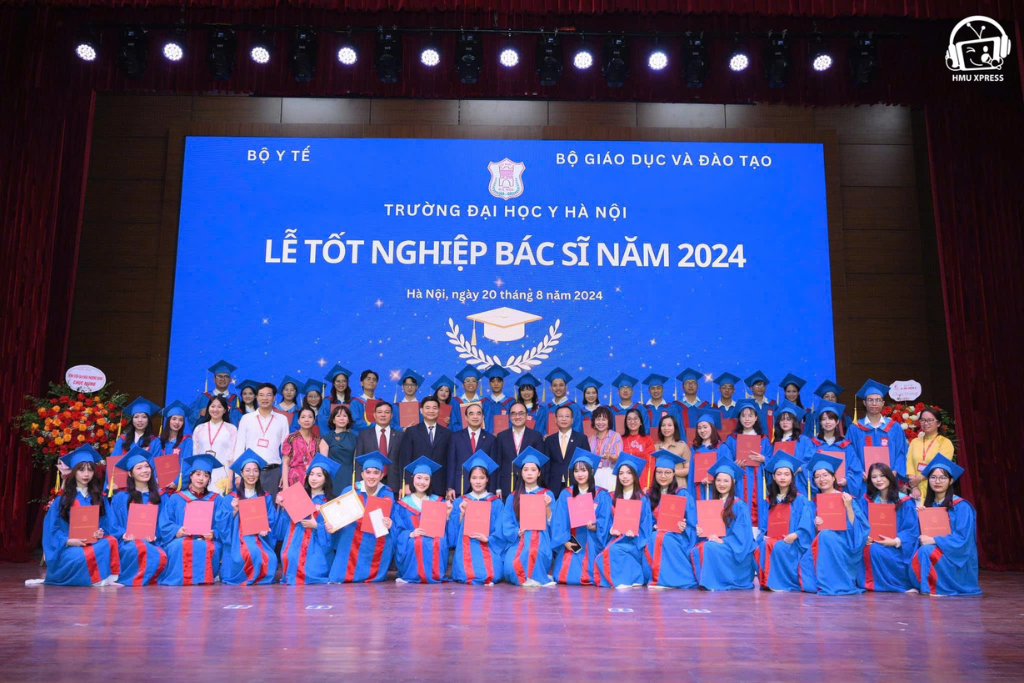 áo tốt nghiệp của trường đại học y hà nội
