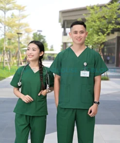 bộ quần áo scrubs cổ tim cao cấp cho nam màu xanh lá4